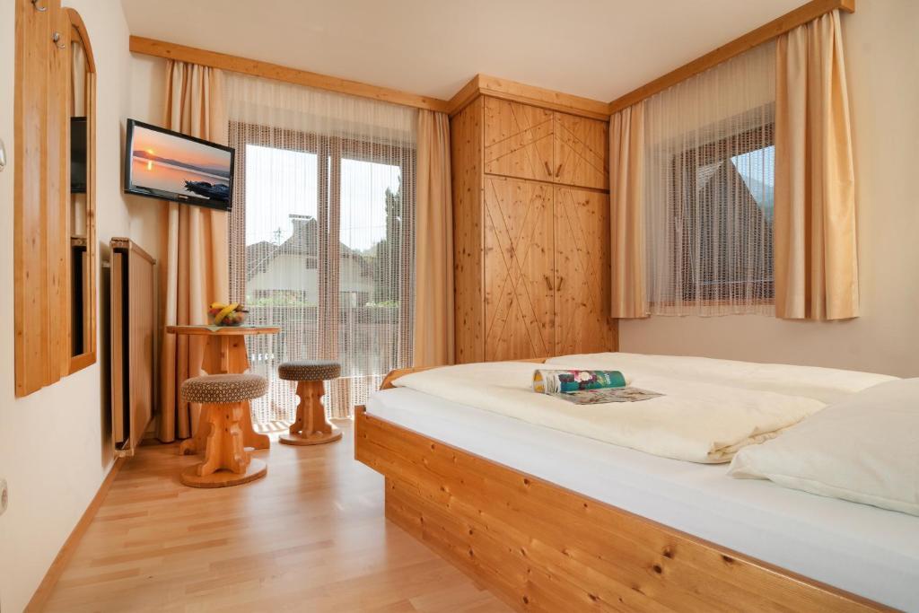 Hotel Hubertushof Latschach ober dem Faakersee Pokoj fotografie