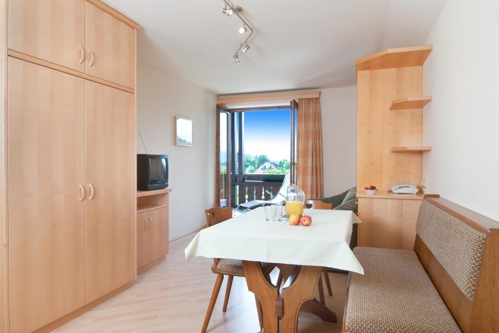 Hotel Hubertushof Latschach ober dem Faakersee Pokoj fotografie